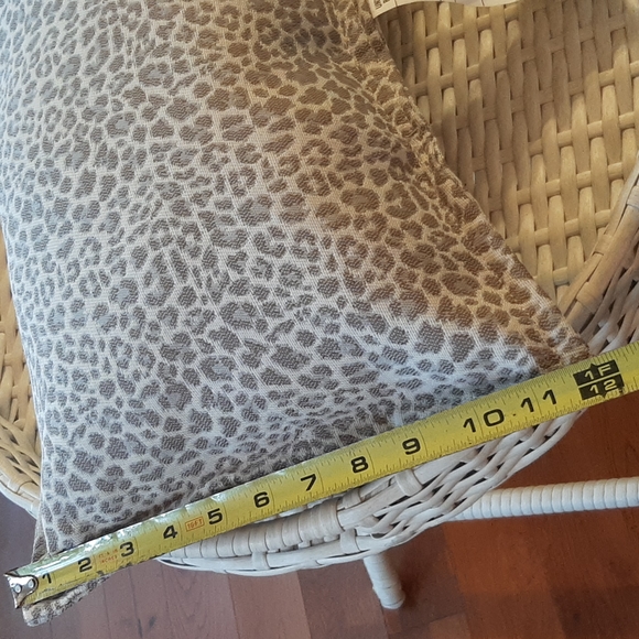 Hampton Bay Gray & Cream Animal Print Outdoor Patio Accent Pillow, NWT - Picture 8 of 8